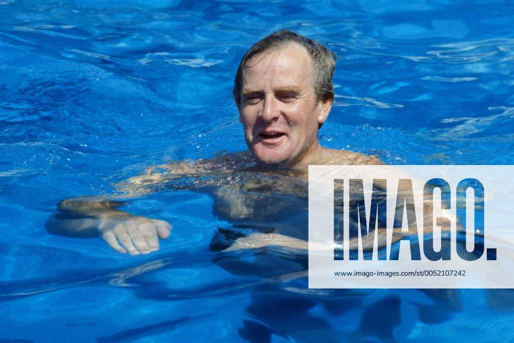 Schriftsteller John Le Carre (GBR) im Pool in Italien