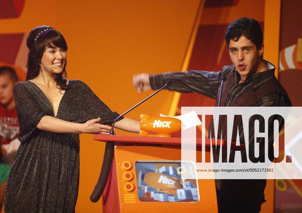Moderatorin Nela Panghy-Lee (GER) und Laudator Josh Peck (USA Schauspieler) anlässlich der Nick Kids Choice Awards in Bottrop