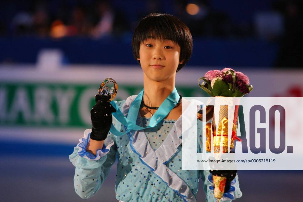 Yuzuru Hanyu (JPN), DECEMBER 4, 2009 - Figure Skating : ISU Grand Prix of Figure Skating Final 2009 2010 Junior Men s Victory Ceremony at 1st Yoyogi Gymnasium, Tokyo, Japan. (2009120516072039) o0 Siegerehrung,