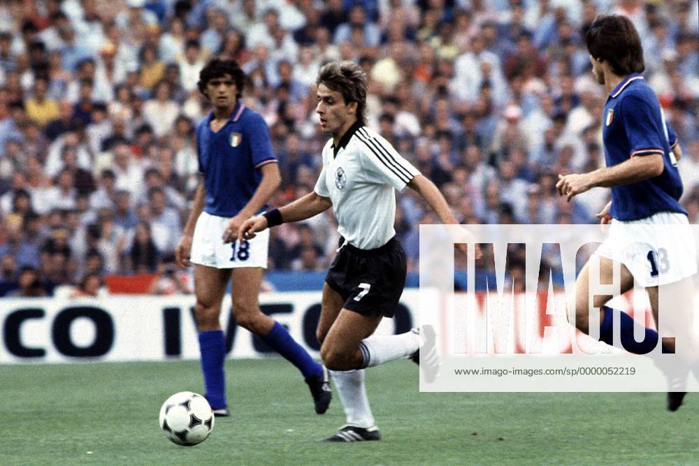 Pierre Littbarski (am Ball) wird von Oriali verfolgt Fußball WM Herren Weltmeisterschaft, Endspiel, Länderspiel, Finale, Nationalmannschaft Deutschland - Italien 1:3 Gruppe Bernabeu Madrid Dynamik, Konzentration,