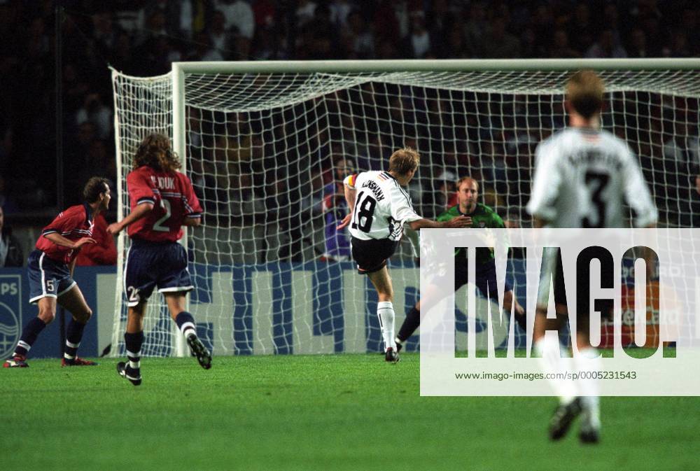 Jürgen Klinsmann (Deutschland, Mitte) überwindet Torwart Kasey Keller (USA) und erzielt das Tor zum 2:0 Fußball WM Herren WM 1998, Länderspiel, Nationalteam, Nationaltrikot, Deutschland - USA 2:0 Totale Paris Dynamik,