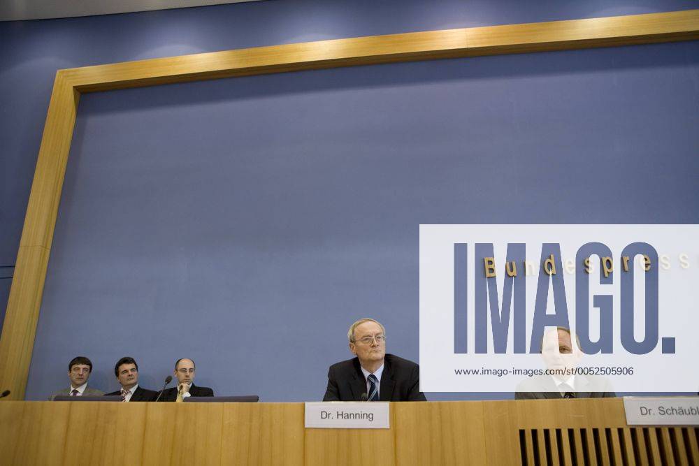 Innenminister Wolfgang Schäuble (re., Deutschland CDU) und Staatssekretär August Hanning während der Bundespressekonferenz in Berlin