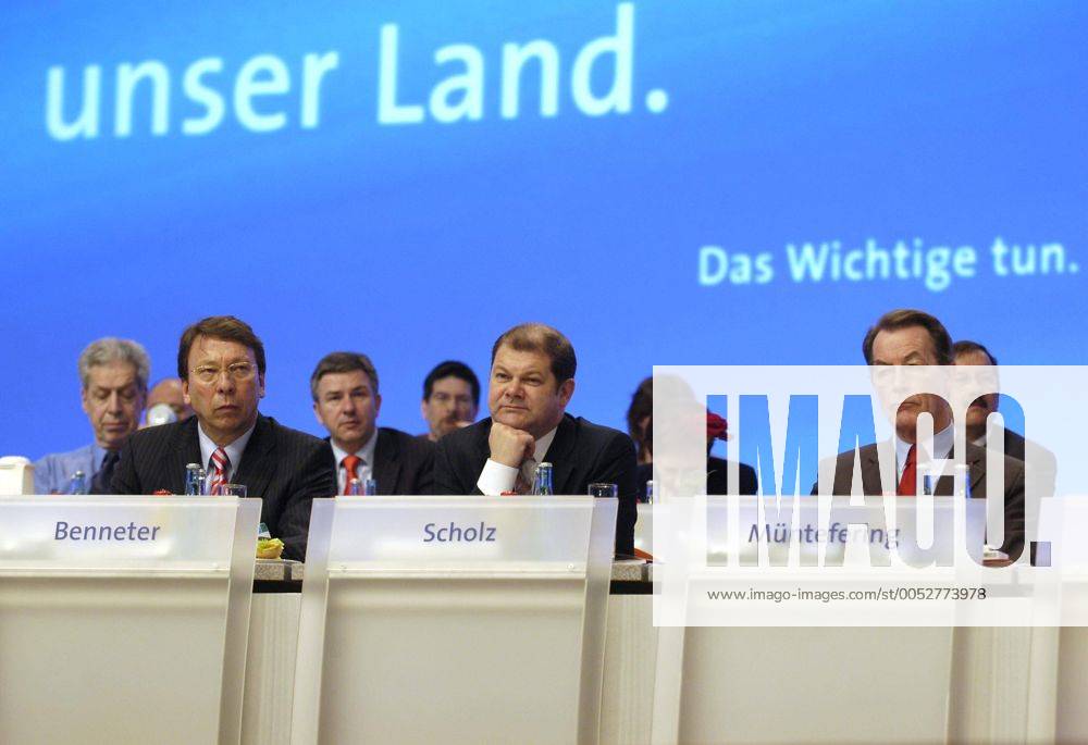 Klaus Uwe Benneter (li., Deutschland neuer SPD-Generalsekretär) mit Arbeitsminister Olaf Scholz (Mitte, Deutschland scheidender SPD-Generalsekretär) und Franz Müntefering (re., Deutschland neuer SPD-Vorsitzender) auf dem Bundesparteitag der SPD in Berlin