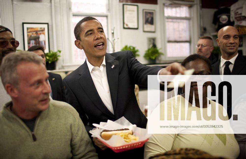 Barack Obama (Mitte, USA Demokraten Designierter Präsident) zu Gast bei Bens Chili Bowl in Washington D.C (wax20090110204)