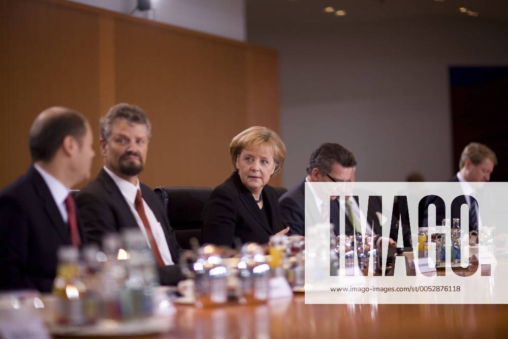 V.l.n.r.: Olaf Scholz (Deutschland SPD Arbeitsminister), Gernot Erler (Deutschland SPD Staatsminister Auswärtiges Amt), Angela Merkel (Deutschland CDU Kanzlerin), Thomas de Maiziere (li. Deutschland CDU Kanzleramtschef) und Ulrich Wilhelm (Deutschland CDU Regierungssprecher) anlässlich einer Kabinettssitzung in Berlin