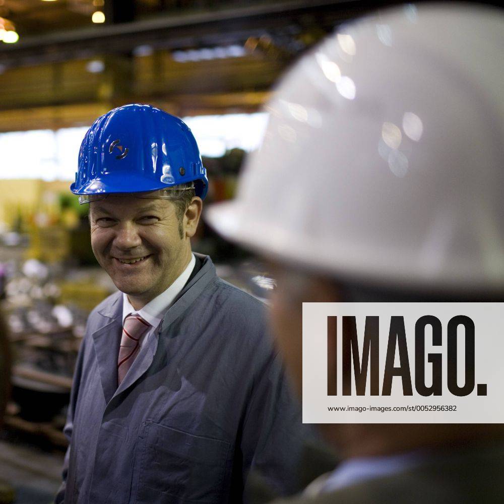 Arbeitsminister Olaf Scholz (Deutschland SPD) im Stahlwerk der Salzgitter AG in Salzgitter