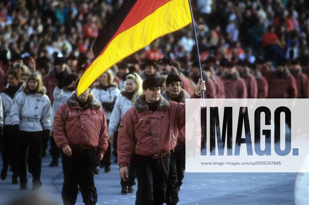 Einmarsch des deutschen Kaders während der Eröffnung der olympischen Winterspiele 1992 in Albertville mit Fahnenträger Wolfgang Hoppe Bobsport OS Winter Herren Olympische Winterspiele 1992, Olympia, Spiele, Totale Albertville