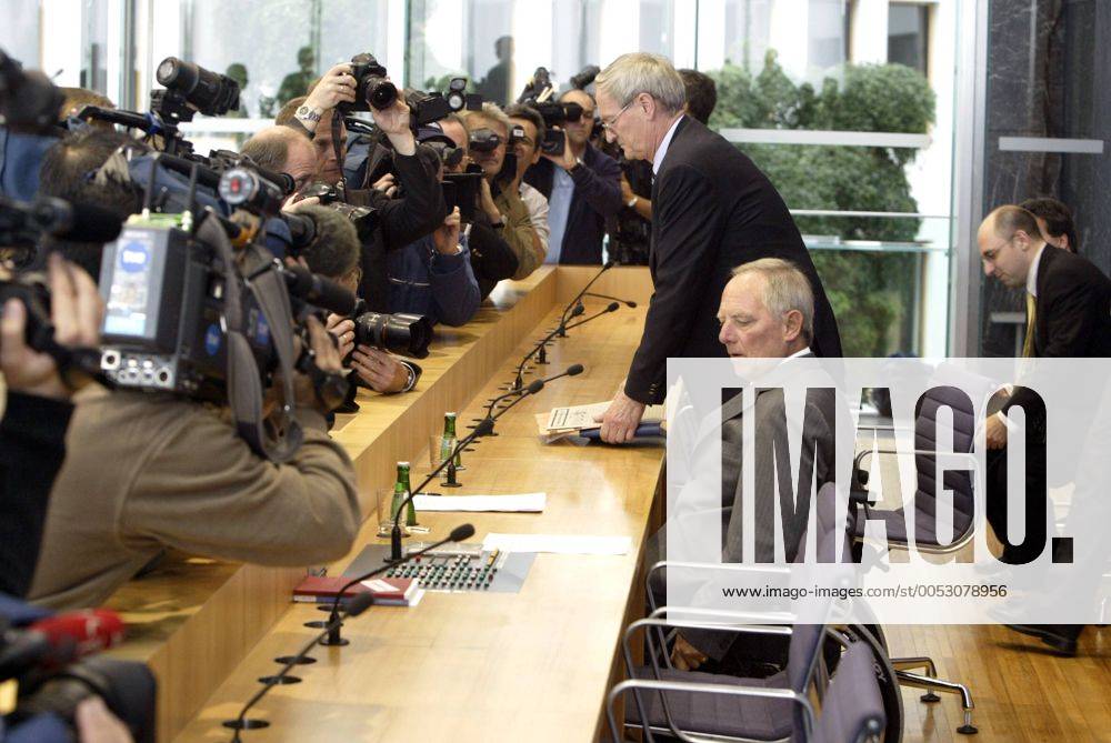 Innenminister Wolfgang Schäuble (vorn, Deutschland CDU) und August Hanning (stehend, Deutschland Staatssekretär Innenministerium) in Berlin