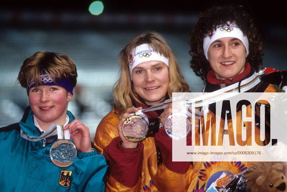 Siegerehrung 5000m Olympische Spiele 1992: Olympiasiegerin Gunda Niemann (Mitte) zwischen Heike Warnicke (re.) und Claudia Pechstein (alle Deutschland) Eisschnellauf OS Winter Damen Olympische Spiele 1992, Winterspiele, Gruppe Albertville Freude,