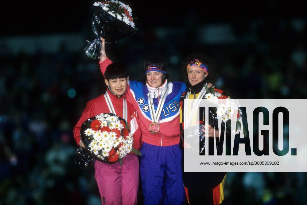 Siegerehrung 500m Olympische Winterspiele Albertville 1992: Olympiasiegerin Bonnie Blair (USA, Mitte) zwischen Ye Qiaobo (China, li.) und Christa Luding (Deutschland) Eisschnellauf OS Winter Damen Olympische Spiele 1992, Winterspiele, Gruppe Albertville