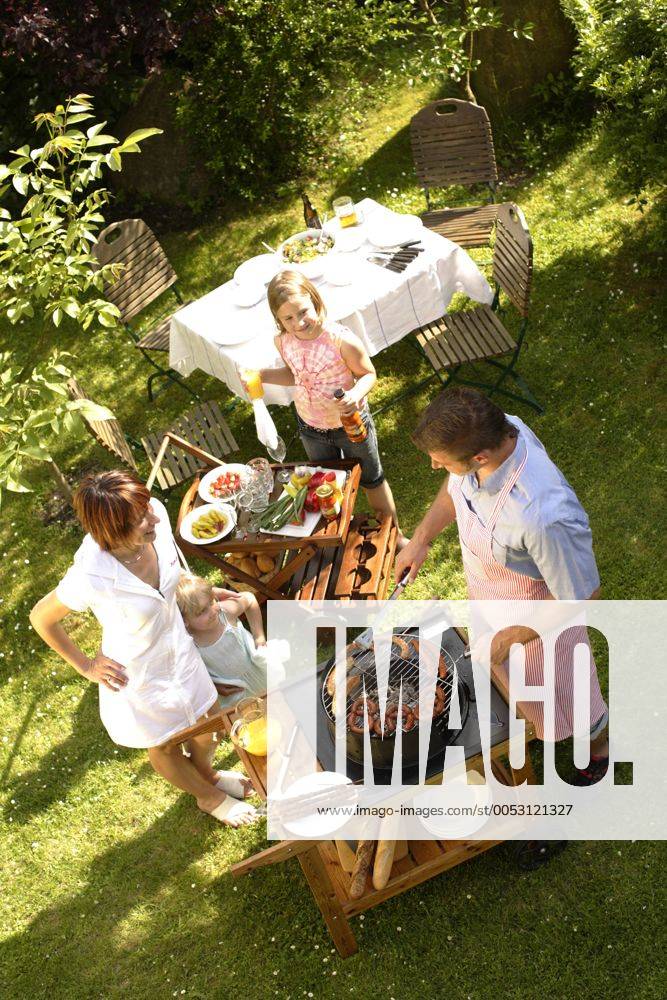 Familie beim Barbecue im Garten ibllid01181214