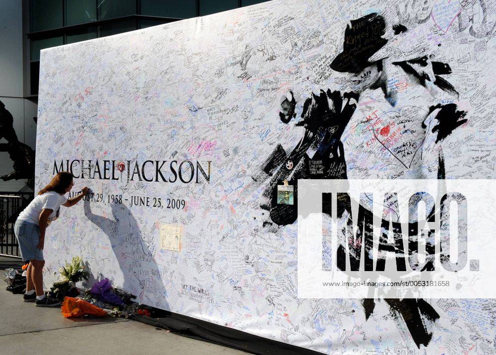 A fan signs a large poster at the Staples Center in Los Angeles on July 6, 2009. The venue is the planned location for late pop star Michael Jackson s memorial service scheduled for Tuesday, July 7. (UPI Photo Jim Ruymen) LAP2009070613