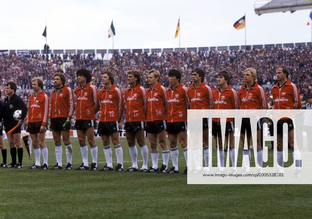 Vorstellung Frankfurt, v.li.: Bernd Hölzenbein, Torwart Jürgen Pahl, Bruno Pezzey, Karl Heinz Körbel, Ronald Borchers, Michael Sziedat, Bum Kun Cha, Werner Lorant, Bernd Nickel, Norbert Nachtweih und Willi Neuberger - DEUTSCHSPRACHIGE SPORTZEITSCHRIFTEN UND -ZEITUNGEN NUR NACH RÜCKSPRACHE Fußball Herren DFB Pokal 1980 1981, Pokalspiel, Finale, Pokalfinale, Eintracht Frankfurt Totale Stuttgart