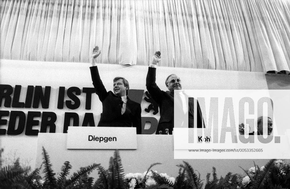 Eberhard Diepgen, 80. Geburtstag am 12. November Veranstaltung der CDU in der Deutschlandhalle: Bundeskanzler Helmut Kohl (re.) und der Regierende Bürgermeister Eberhard Diepgen auf dem Podium in Berlin