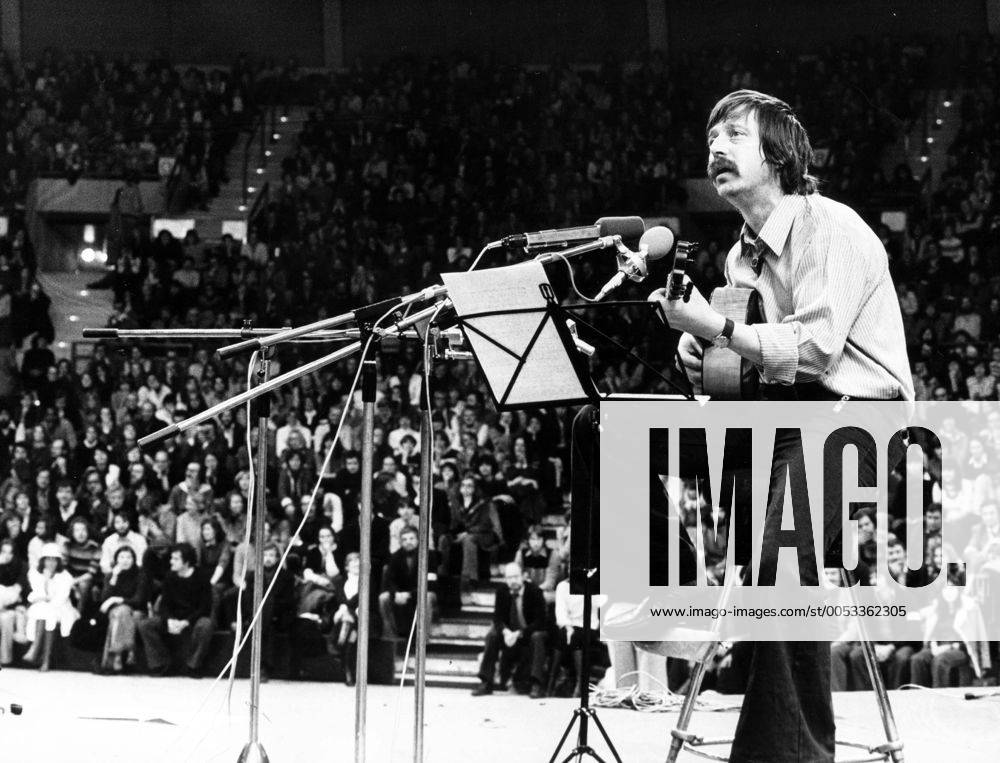 Nov 25, 1976; Munich, GERMANY; East-German singer WOLF BIERMANN on stage in Munich, playing to a full house on November 25th, 1976. Some 6,500 people had come to the Olympic basketball hall to see and hear the singer, who recently had been expelled from the German Democratic Republic while on a tour in West-Germany, in person. Munich GERMANY - ZUMAk09