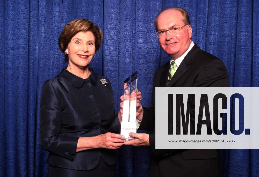 Former First Lady Laura Bush accepts the 2009 Alvin K. Stolze International Humanitarian Award from Mark Stolze, President & CEO of the National Children s Cancer Society at their annual awards dinner in St. Louis on September 26, 2009. UPI Bill Greenblatt Former First Lady Laura in St. Louis to receive Children s Cancer award SLP2009092604