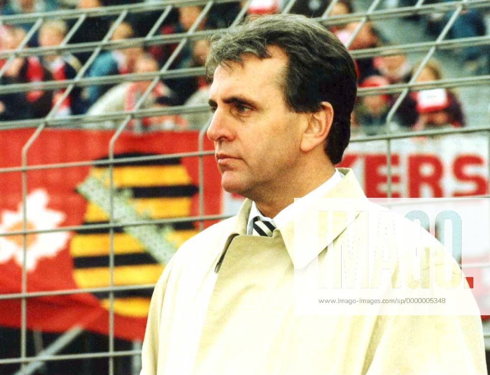 Jürgen Croy, Bürgermeister von Zwickau und Vorstandsmitglied beim FSV Fußball 2. BL Herren FSV Zwickau Einzelbild Zwickau Nachdenklichkeit,