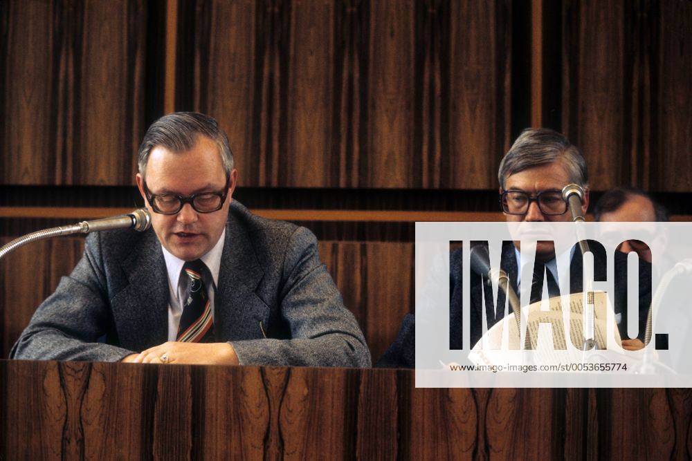 Hans Hugo Klein (li., BRD CDU) und Christian Schwarz-Schilling (BRD CDU-Generalsekretär Hessen) während einer Pressekonferenz