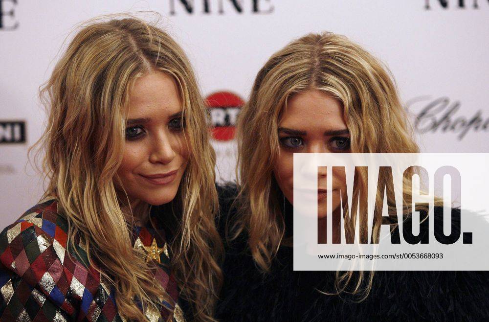 Actress Mary-Kate Olsen and Ashley Olsen arrive on the red carpet for the Premiere of Nine at the Ziegfeld Theater in New York City on December 15, 2009. NYP20091215120