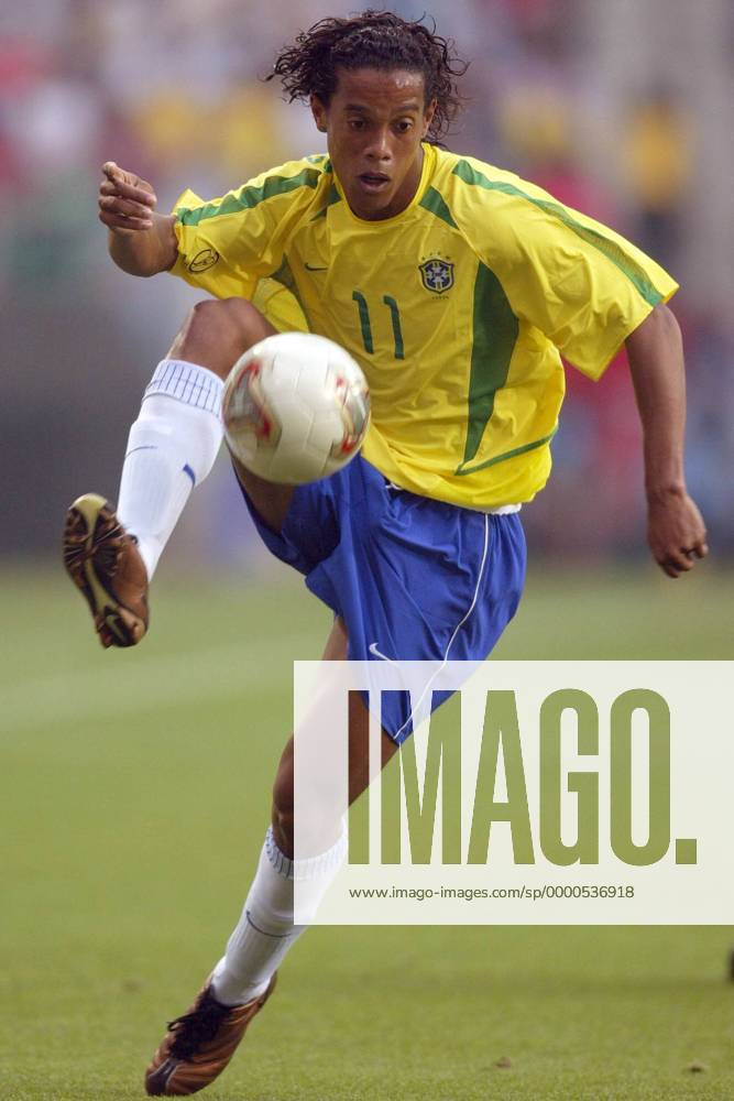 Ronaldinho Gaucho (Brasilien) am Ball Fußball WM Herren Weltmeisterschaft 2002, Länderspiel, Gruppenspiel, Gruppe C, Nationalmannschaft, Nationalteam, Vdig Einzelbild Munsu Football Stadium Ulsan Dynamik,