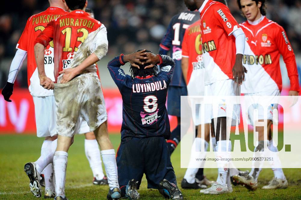 Peguy Luyindula c. - Paris Saint Germain PSG (Schwarz) vs AS Monaco - Ligue1 Ligue 1 L1 L 1 - 20.01.2010 - Foot Football - xABIBARDFEPx o0 Enttäuschung