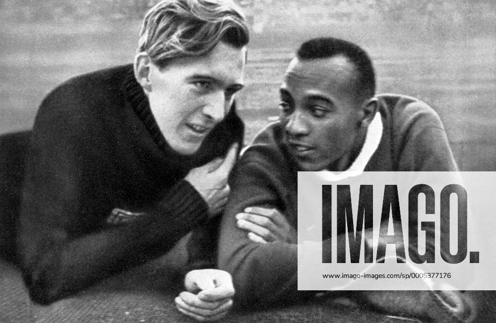 1936 OLYMPICS, BERLIN. Carl Ludwig (Deutschland, l.) and JESSE OWENS (USA) - o0 Olympische Spiele, Sommerspiele, Leichtathletik Luz Long Weitsprung Kameradschaft Aufnahmedatum geschätzt Heinrich von der Becke