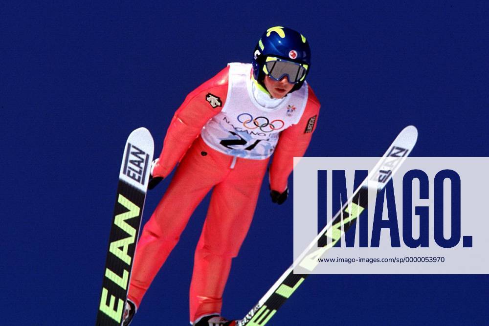 Simon Ammann aus der Schweiz während der Flugphase Skispringen OS Winter Herren Winterspiele 1998, Olympische Spiele, Olympia, Olympiade: Skisprung, Ski Nordisch: Normalschanze Einzelbild Hakuba, Skisprung-Stadion Nagano Dynamik,