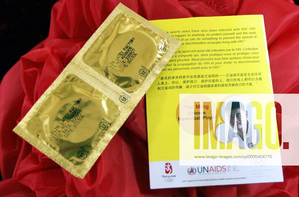 Two condoms are seen next to a condom box with the of Chinese basketball superstar Yao Ming and the logos of UNAIDS and the Beijing 2008 Olympic Games during the preview of an auction in Nanjing city, east Chinas Jiangsu province, 27 January 2010. The two condoms are part of a small quantity of hardbound version with the image of Yao Ming amid the 100,000 condoms distributed by IOC (International Olympic Committee) to prevent AIDS at the Olympic Village during the Beijing 2008 Olympic Games in China in August 2008. The two condoms will participate in an auction for Olympic collections in Nanjing, capital of eastern Chinese province of Jiangsu on January 31. The auction aims to support the city to bid for the 2014 Youth Olympic Games. Part of the money through the auction will be used for charity. A 14-month-old leukaemia patient will benefit from the auction of the condoms, s 20100128_54500 o00 Kondom kurios soziales Engagement, Sozialengagement Anti Kampagne o0 Werbepartner Werbeträger