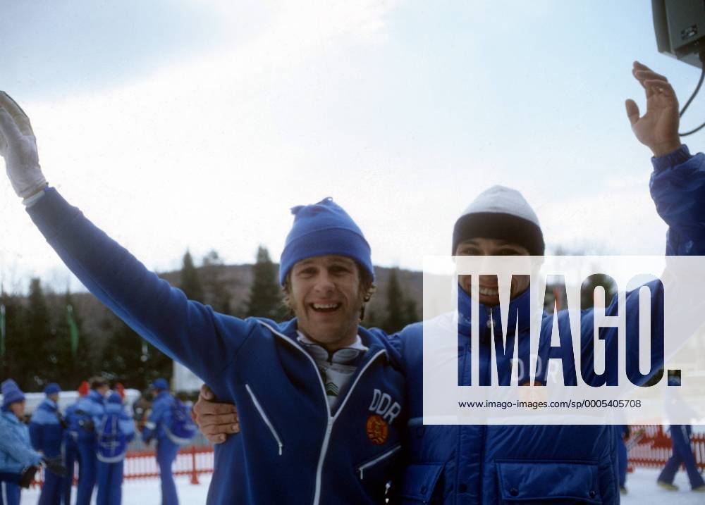 Ulrich Wehling (li.), Olympiasieger 1980 in Lake Placid, und der drittplazierte Konrad Winkler (beide DDR) Nordische Kombination OS Winter Herren Olympische Spiele 1980, Winterspiele, Ski Nordisch, Skisport Gruppe Lake Placid Freude, Begeisterung,