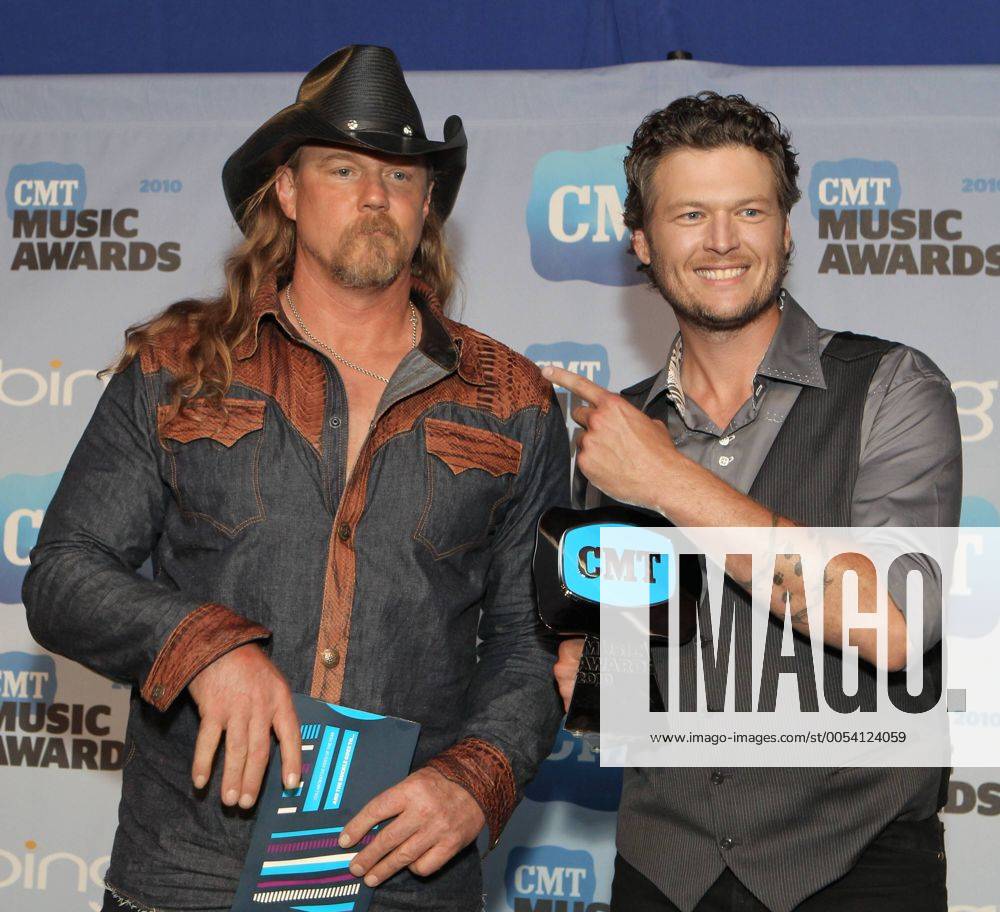 Blake Shelton (R) and Trace Adkins hold their Collaborative Video of the Year award as they speak to the press at the Country Music Television Awards in Nashville, Tennessee on June 9, 2010. NSH20100609852