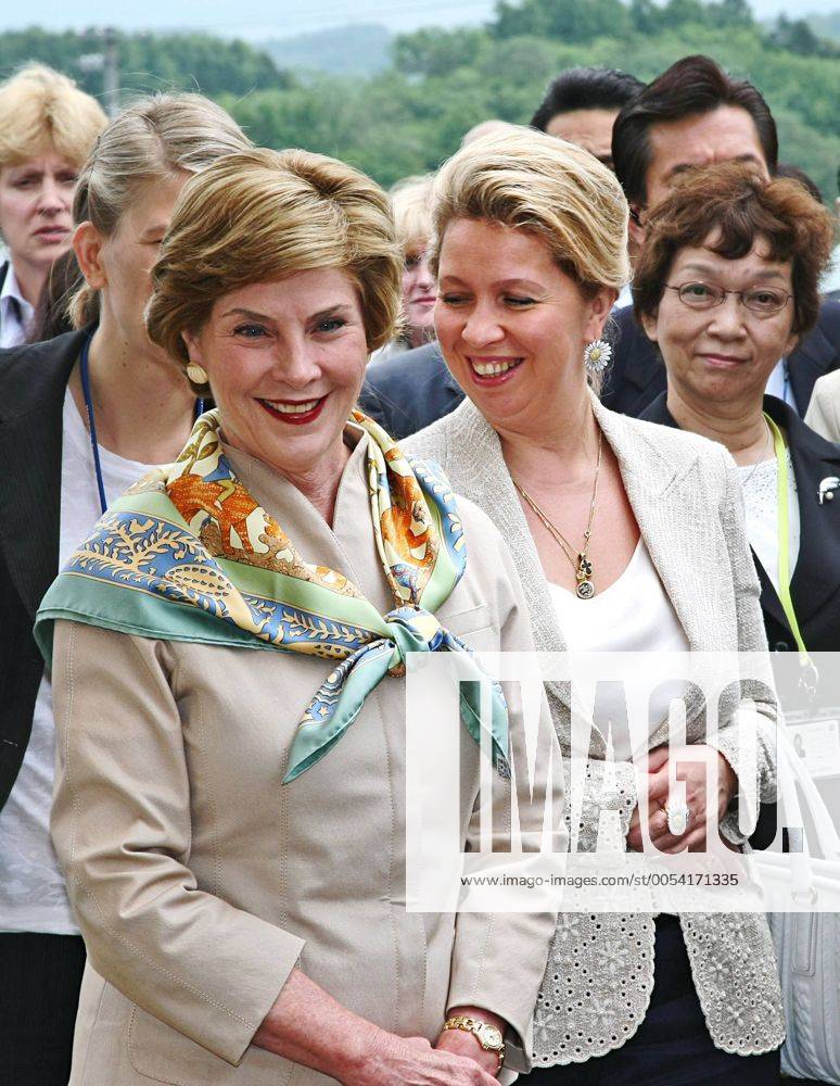 ITAR-TASS 50: HOKKAIDO, JAPAN. JULY 8. U.S. first lady Laura Bush (L) walks with Russia s first lady Svetlana Medvedeva as they visit Makkari farming village on Japan s northern island of Hokkaido. 620500