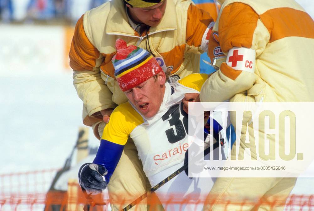 Gunde Svan (Schweden) bricht im Ziel erschöpft zusammen Nordischer Skilauf OS Winter Herren Olympische Spiele 1984, Winterspiele, Ski Nordisch, Skisport Gruppe Sarajevo Erschöpfung,