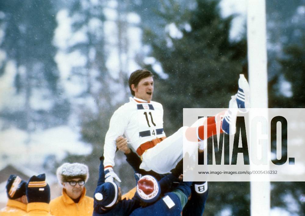 Jubel mit Schlussläufer Aleksander Tikhonov, die UdSSR ist Olympiasieger 1976 in Innsbruck mit der 4x7,5km Staffel Biathlon OS Winter Herren Olympische Spiele Innsbruck 1976, Winterspiele, 4x7,5km Staffel Gruppe Seefeld Freude, Begeisterung,