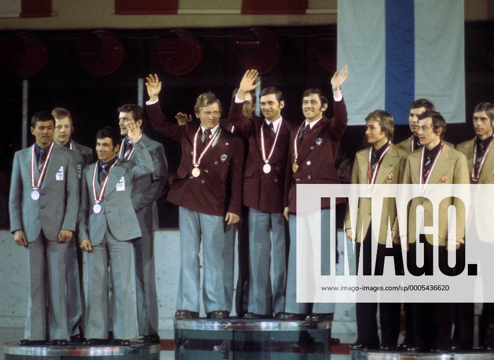 Siegerehrung 4x7,5km Staffel Olympische Spiele 1976 in Innsbruck: Olympiasieger UdSSR (Aleksander Yelysarov, Ivan Byakov, Nikolay Kruglov, Aleksander Tikhonov, Mitte) zwischen Finnland (Henrik Flöjt, Esko Saira, Juhani Suutarinen, Heikki Ikola, li.) und ... Biathlon OS Winter Herren Olympische Spiele Innsbruck 1976, Winterspiele, 4x7,5km Staffel Totale Seefeld Freude,