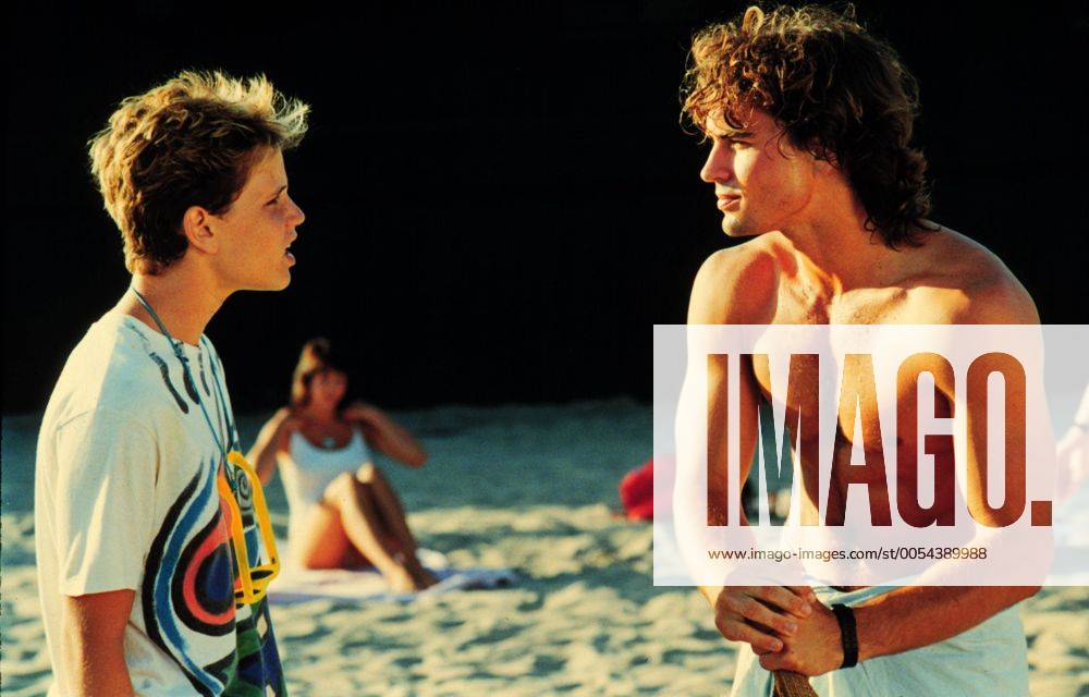 The Lost Boys (USA 1987) Sam (COREY HAIM) und sein Bruder Michael (JASON PATRICK), der das Opfer der Vampire wird. 40518 , 06kpalost2 UnitedArchives15407