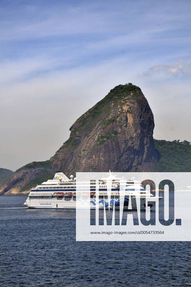 Kreuzfahrtschiff des deutschen Anbieters AIDA Cruises passiert den Zuckerhut in der Bucht Bahia de Guanabara, Einfahrt in den Hafen von Rio de Janeiro, Brasilien, Südamerika iblflk01769606