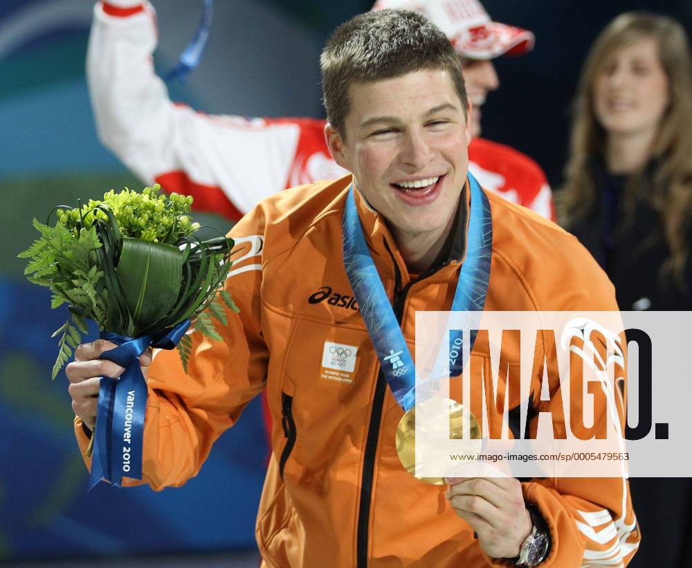 , Olympische Spiele Vancouver 2010 , Siegerehrung BC Dome BC Place , 5000m Herren Gold für Sven Kramer (Niederlande) o0 Olympiasieg Sieg Siegerehrung Medaille Gold Objekte Freude o00 Goldmedaille