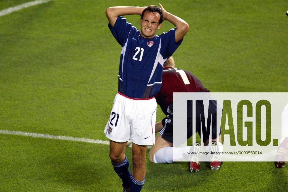 Landon Donovan (USA) enttäuscht Fußball WM Herren Weltmeisterschaft 2002, Länderspiel, Viertelfinale, Nationalmannschaft, Nationalteam, Nationaltrikot Einzelbild Munsu Stadion Ulsan Enttäuschung,