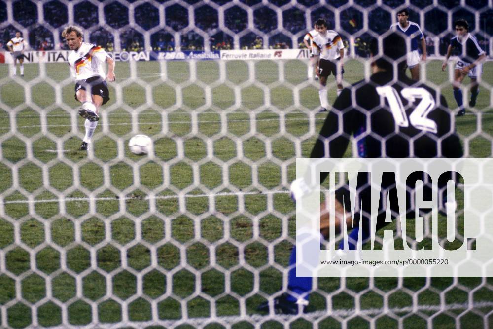 Das Siegtor per Elfmeter von Andreas Brehme aus der Perspektive der Hintertorkamera Fußball WM Herren Weltmeisterschaft 1990, Nationalmannschaft, Länderspiel, Finale, Deutschland - Argentinien 1:0 Totale Rom Dynamik,