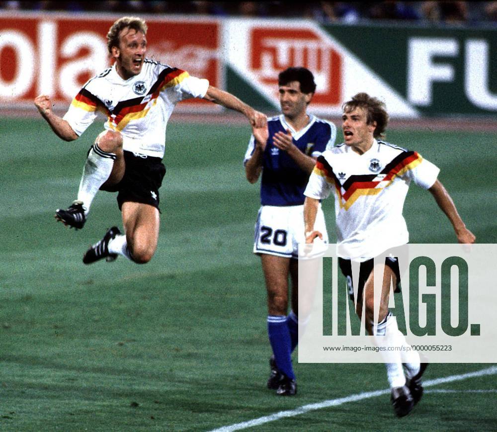Andreas Brehme (li.) jubelnd mit Jürgen Klinsmann Fußball WM Herren Weltmeisterschaft 1990, Nationalmannschaft, Länderspiel, Finale: BR Deutschland - Argentinien Gruppe Rom Freude,