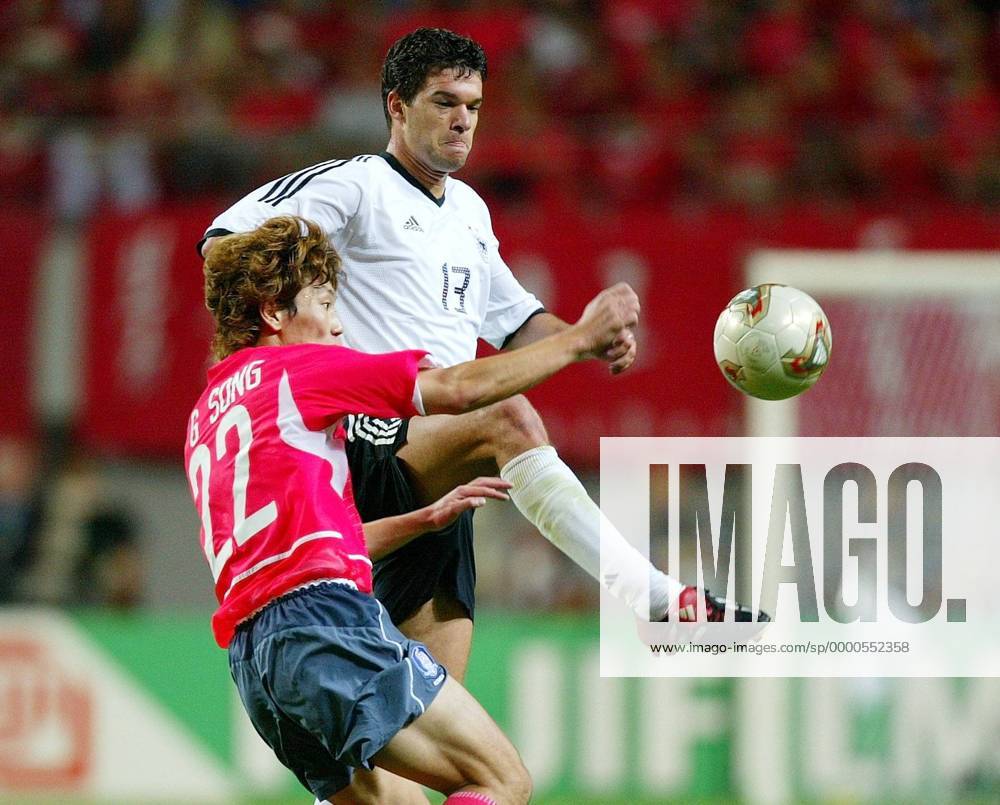 Michael Ballack (Deutschland, re.) gegen Song Chong-Gug (Südkorea) Fußball WM Herren Weltmeisterschaft 2002, Länderspiel, Halbfinale, Nationalmannschaft, Nationalteam, Nationaltrikot Gruppe WorldCupStadium Seoul Dynamik,