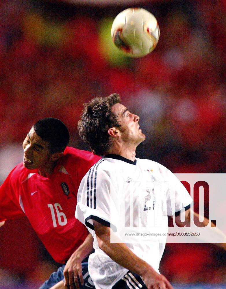 Christoph Metzelder (Deutschland, re.) gegen Cha Du-Ri (Südkorea) Fußball WM Herren Weltmeisterschaft 2002, Länderspiel, Halbfinale, Nationalmannschaft, Nationalteam, Nationaltrikot Gruppe WorldCupStadium Seoul Dynamik, Kampf,