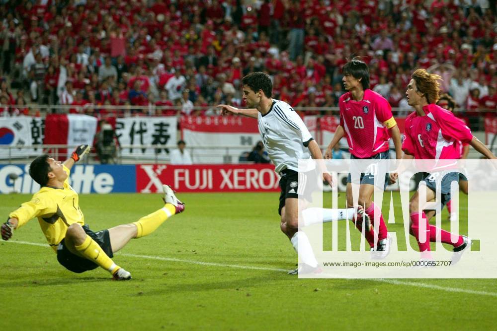 Michael Ballack (2.v.li., Deutschland) erzielt das 1:0 gegen Torwart Lee Woon-Jae (li.); Hong Myung-Bo (3.v.li.) und Yoo Sang-Chul (alle Südkorea) zu spät Fußball WM Herren Weltmeisterschaft 2002, Länderspiel, Halbfinale, Nationalmannschaft, Nationalteam, Nationaltrikot Gruppe WorldCupStadium Seoul Dynamik,