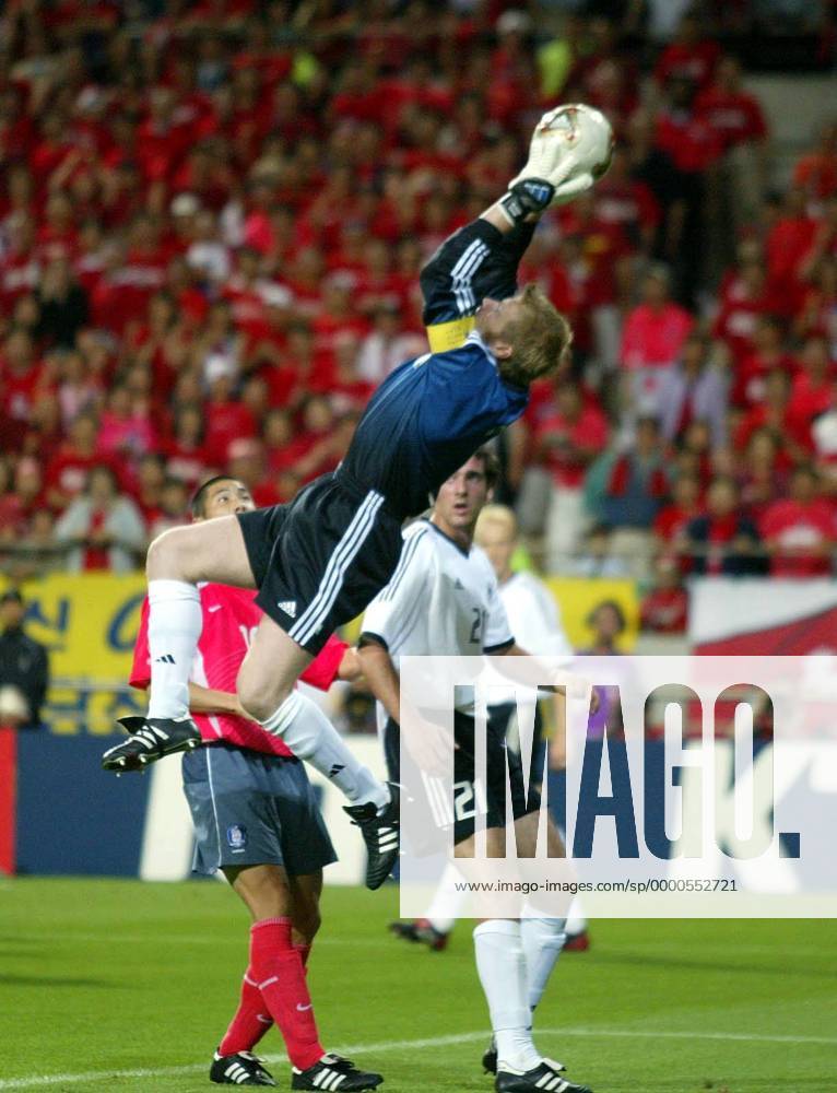 Torwart Oliver Kahn (vorn) sichert den Ball Fußball WM Herren Weltmeisterschaft 2002, Länderspiel, Halbfinale, Nationalmannschaft, Nationalteam, Nationaltrikot, Einzelbild WorldCupStadium Seoul Abwehr, Dynamik, Höhe,