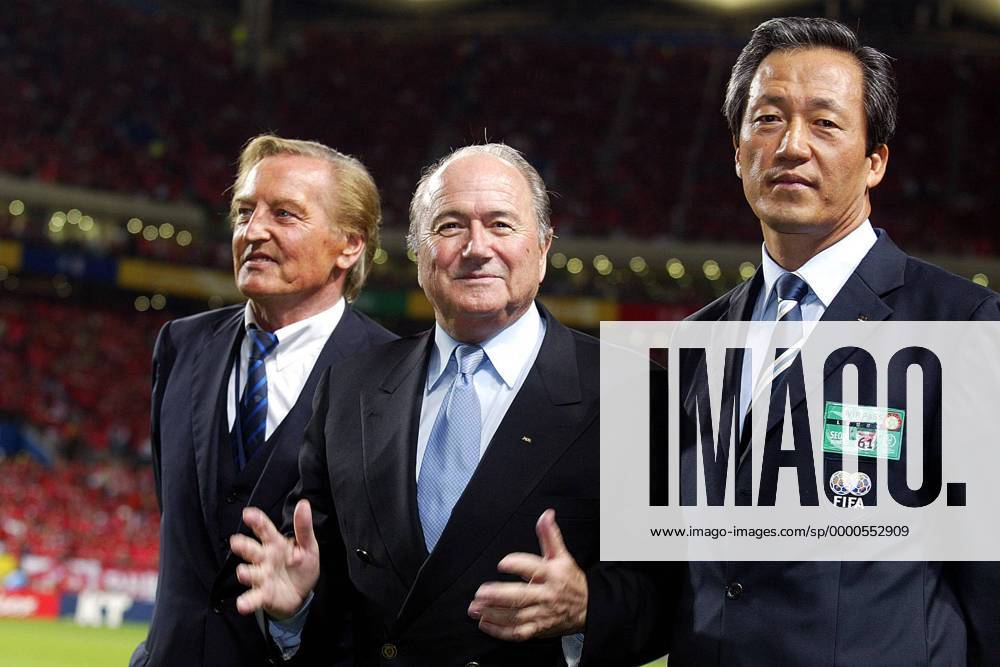 FIFA-Präsident Joseph Blatter (Mitte, Schweiz) mit FIFA-Vizepräsident Dr. Chung Mong-Joon (re., Südkorea; Vorstandsvorsitzender der Hyundai Motorcompany) und DFB-Präsident Gerhard Mayer-Vorfelder (Deutschland) Fußball WM Herren Weltmeisterschaft 2002, Länderspiel, Halbfinale, Gruppe WorldCupStadium, Josef, Sepp Seoul