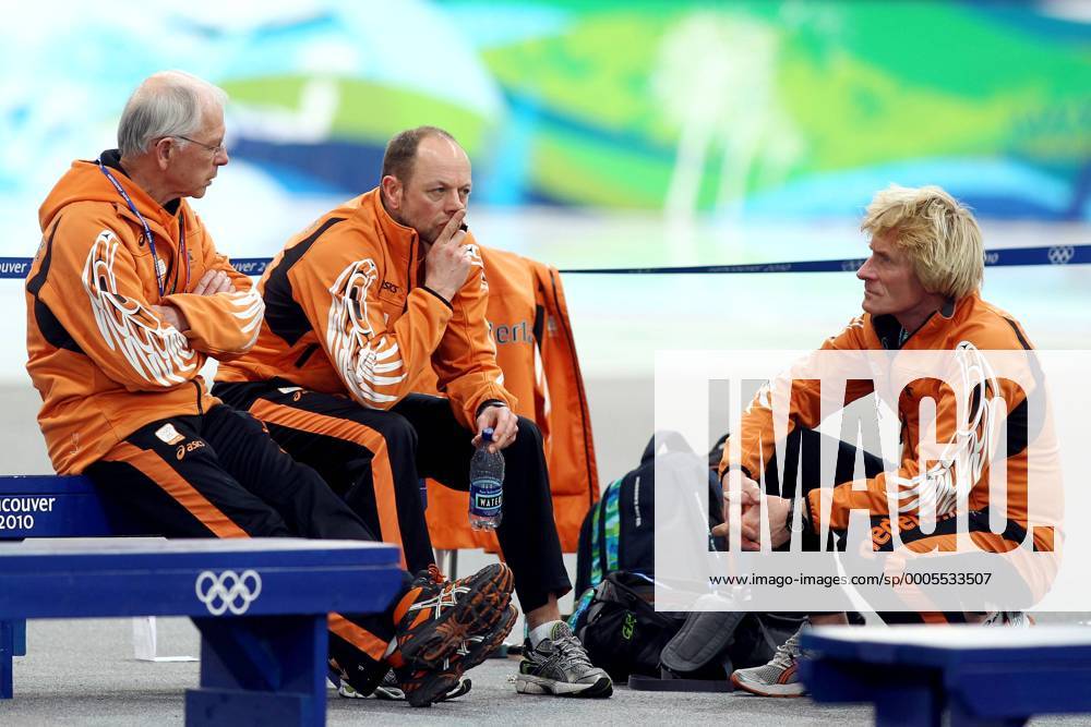 Olympic Winter Games Vancouver 2010 - Olympische Winter Spiele Vancouver 2010, SpeedSkating (Men s 10000 m), Eisschnelllauf, Trainer Gerard Kemkers (NED, Mitte) schockiert, nachdem er einen Wechselfehler seines Schützlings Sven Kramer verursacht hat ZWEIx Christiansx o0 Pleiten, Pech, Pannen, Missgeschick Nachdenklichkeit Nationaltrainer Fehler o00 Disqualifikation