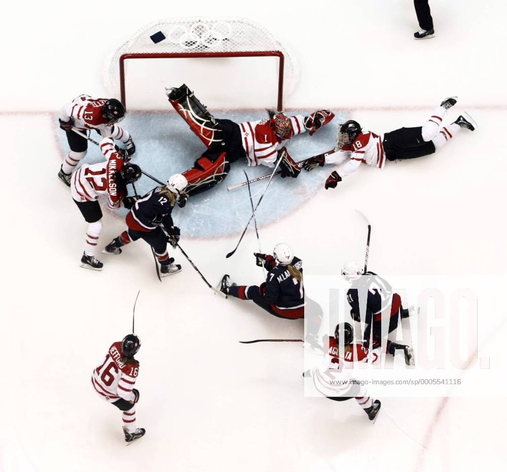 Feb. 25, 2010 - Vancouver, BC, Canada - VANCOUVER, BC: FEBRUARY 25, 2010 --Scramble in front of Team Canada s net during the women s final at Canada Hockey Place in Vancouver, BC during the 2010 Winter Olympics, February 25, 2010. - ZUMAw51 o0 Totale, Vogelperspektive, oben, Deckenkamera