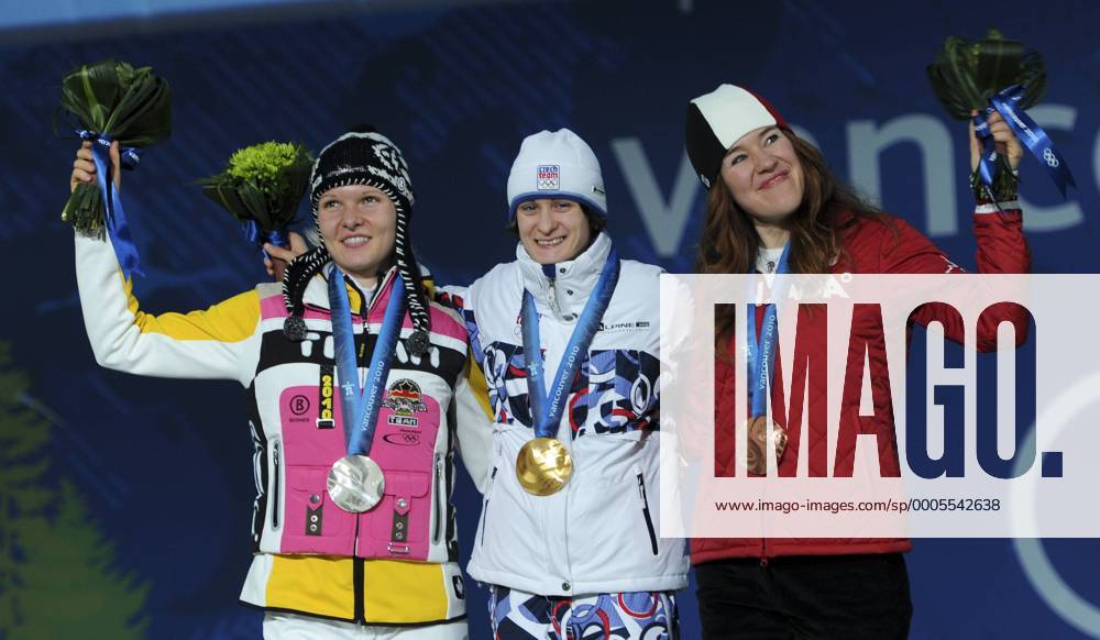Feb. 24, 2010 - Vancouver, British Columbia, Canada - 02 24 10 - OLY - Canada s Clara Hughes (R) wins a bronzemedal at the women s 5000m speed skate event at the Richmond Oval. She received her medal at BC Place tonight in downtown VAncouver. silvermedallist is Germany s Stephanie Beckert (L) and Gold is Czech Republic s Martina Sablikova...The Winter Olympics are on in Vancouver... - ZUMAt14 o0 Jubel Freude Siegerehrung Bronze Gold Silber Bronzemedaille Goldmedaille Silbermedaille