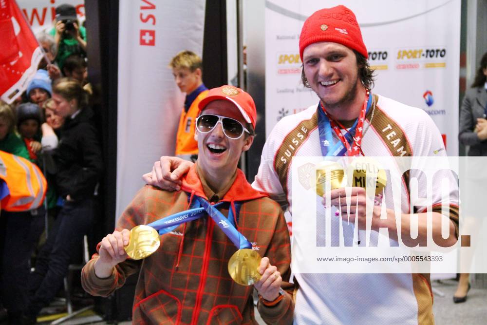 Die Olympiasieger Simon Ammann li. .(Skispringen) und Mike Schmid re. (Skicross) nach der Rueckkehr aus Vancouver ( Zuerich - Kloten ) 26.Februar 2010 o0 Medaille Gold Goldmedaille Ski Cross Skisport Alpin Freestyle o0 Nordisch Skisport Ski o0 SUI