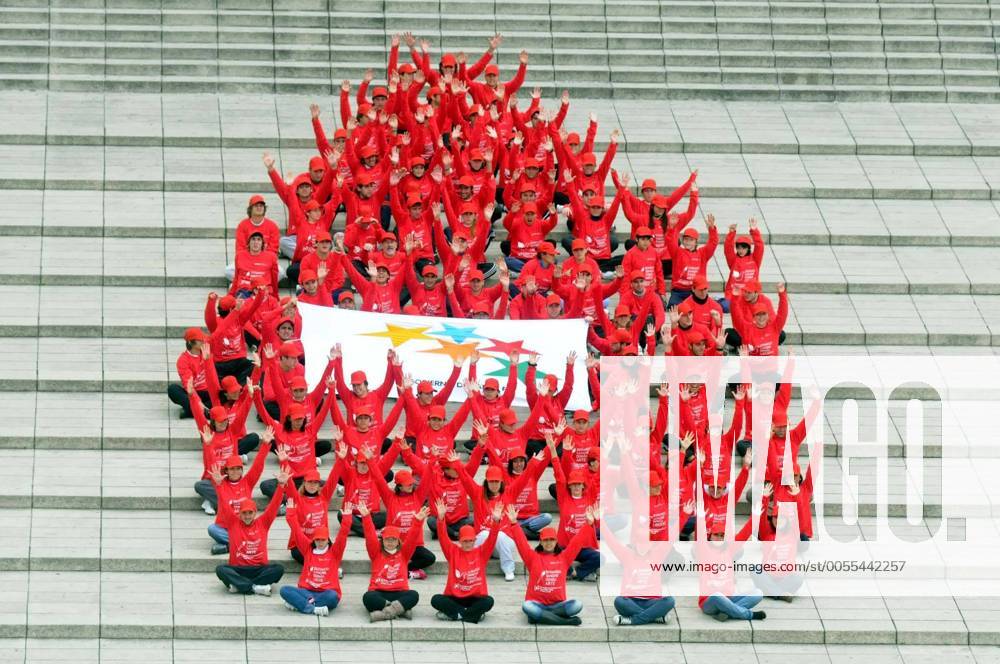 Weltblutspendetag am 14. Juni (110609) -- ROSARIO, June 9, 2011 (Xinhua) -- Volunteers make a blooddrop-shaped formation at a square in Rosario, Argentina, June 8, 2011, to support the World Blood Donor Day, which falls on June 14. The World Blood Donor Day aims to raise awareness of the need for safe blood and blood products and to thank voluntary unpaid blood donors for their life-saving gifts of blood. Argentina hosts the global launch of World Blood Donor Day this year. (Xinhua Telam) (zf) ARGENTINA-VOLUNTEER-BLOOD DONATION